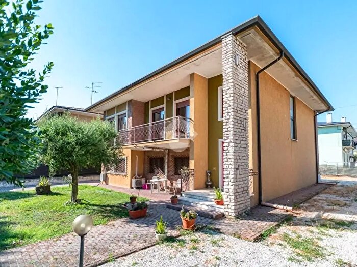 Casa quadrilocale in vendita in Villafranca Di Verona