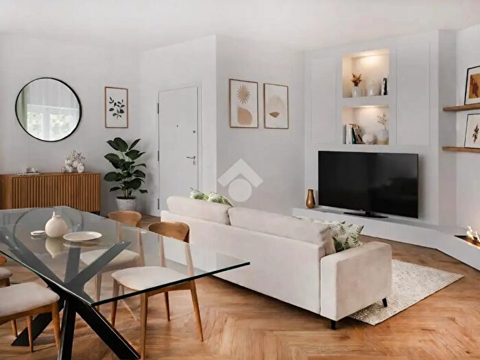 Appartamento trilocale in vendita in Via del Casale Giuliani, Roma