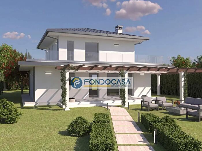 Casa quadrilocale in vendita in Via Arezzo, Massa