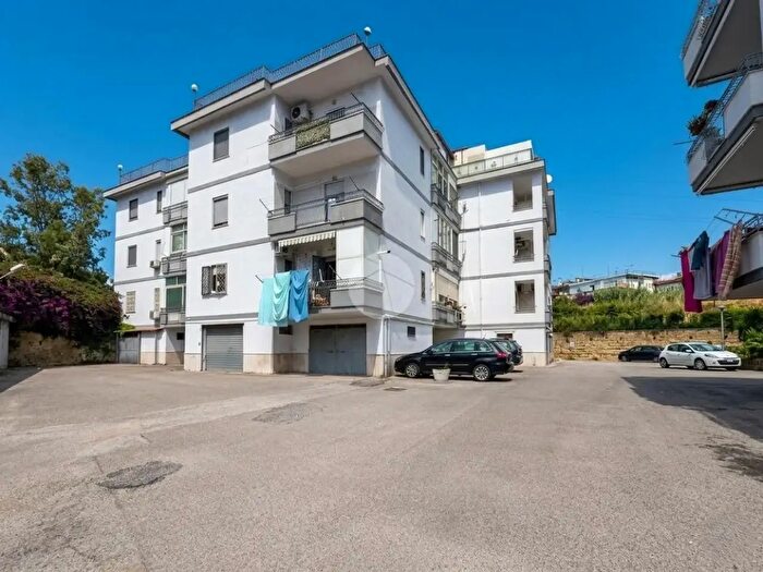 Appartamento con 5 locali in affitto in Via Domitiana, Pozzuoli