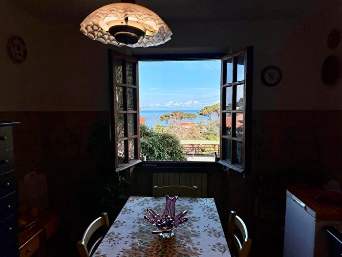 Casa con 5 locali in vendita in Marciana