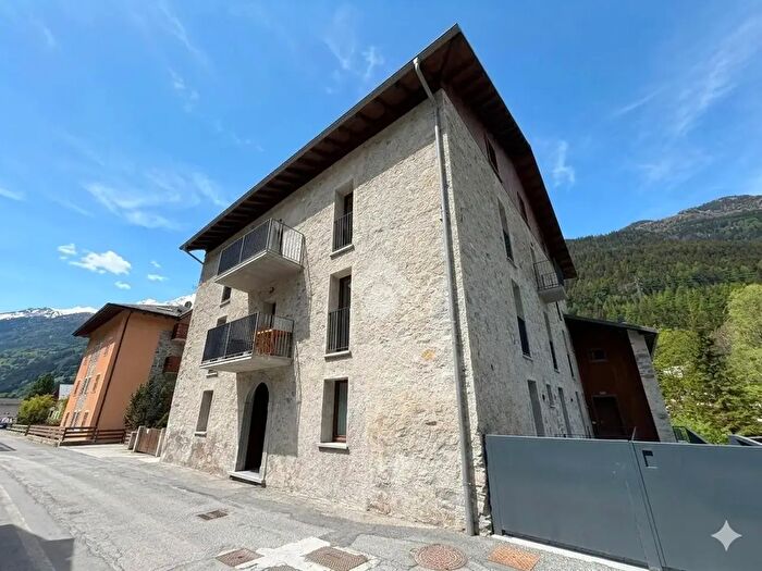 Appartamento trilocale in vendita in Via Nazionale, Valdisotto