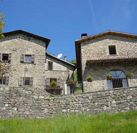 Casa con 6 locali in vendita in Molazzana