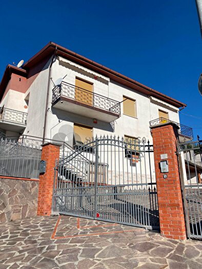 Casa con 10 locali in vendita in Via º Maggio, Follo