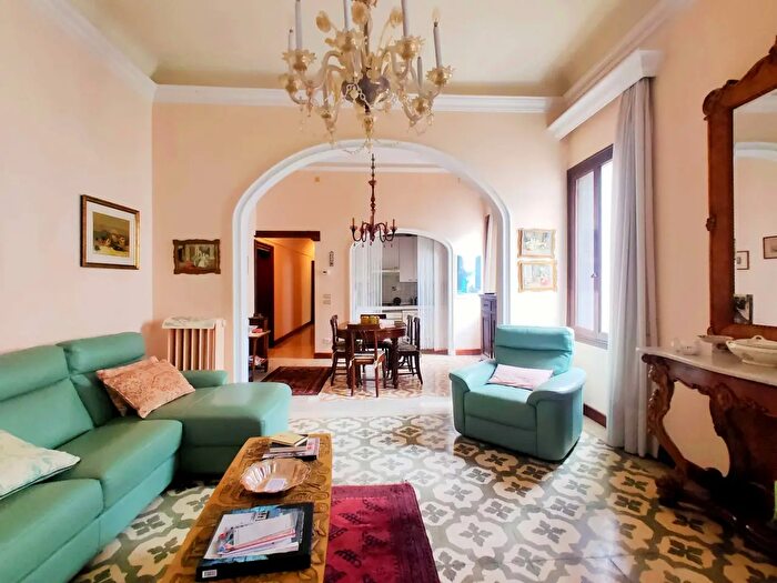 Appartamento con 5 locali in affitto in Campo Santo Stefano, Venezia