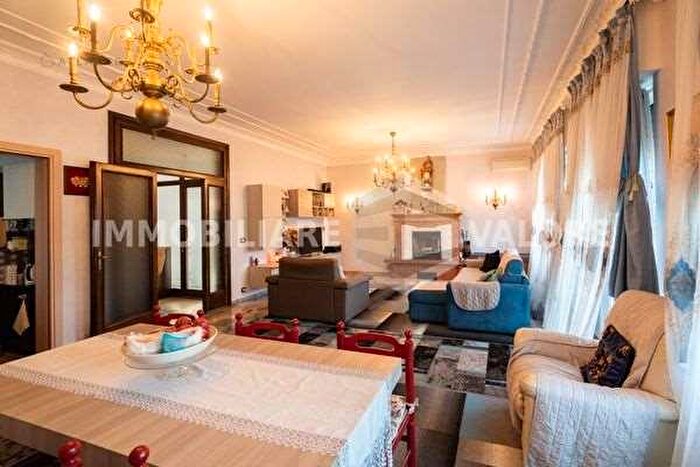 Casa con 12 locali in vendita in Roverbella