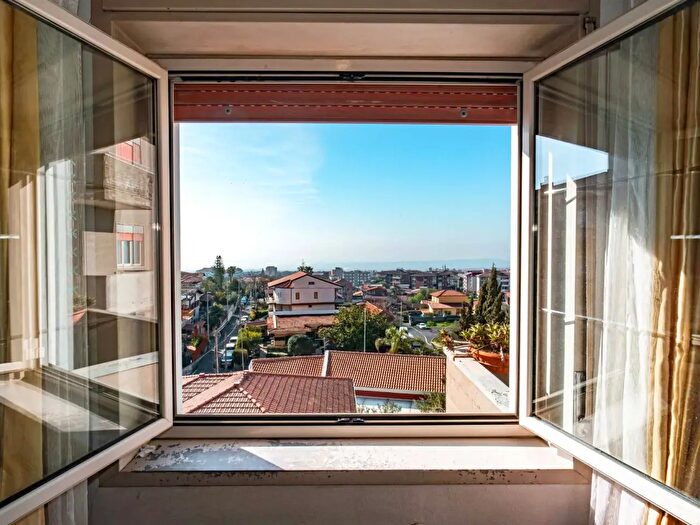 Appartamento con 7 locali in vendita in Via Mariani, Catania