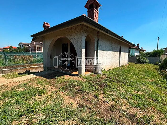Casa quadrilocale in vendita in Vertemate Con Minoprio