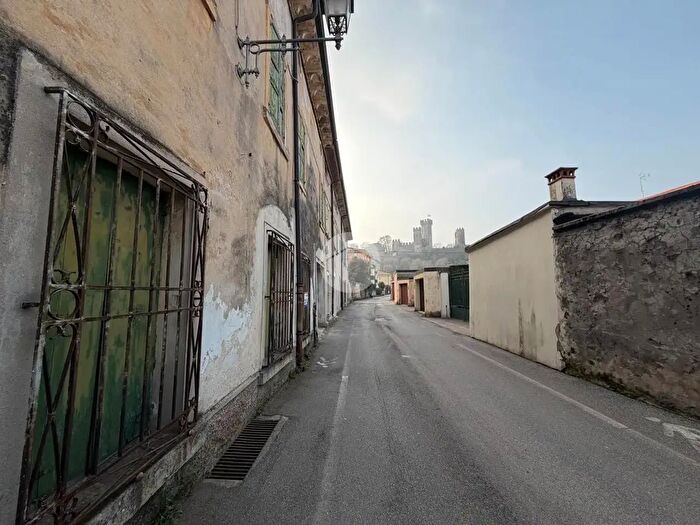 Casa con 6 locali in vendita in Via Santa Maria, Valeggio Sul Mincio