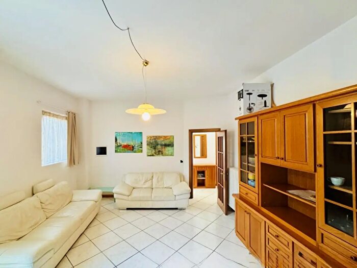 Casa quadrilocale in vendita in Pietrasanta