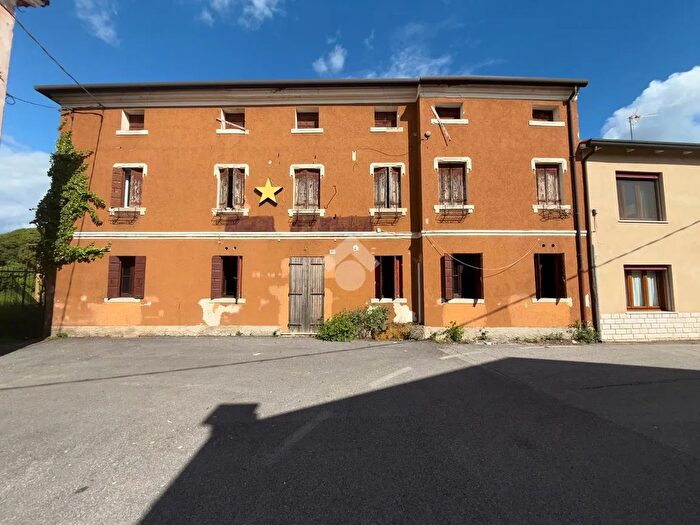 Casa con 10 locali in vendita in Tombolo