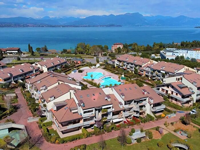 Appartamento quadrilocale in vendita in Via Giulio Cesare, Desenzano Del Garda