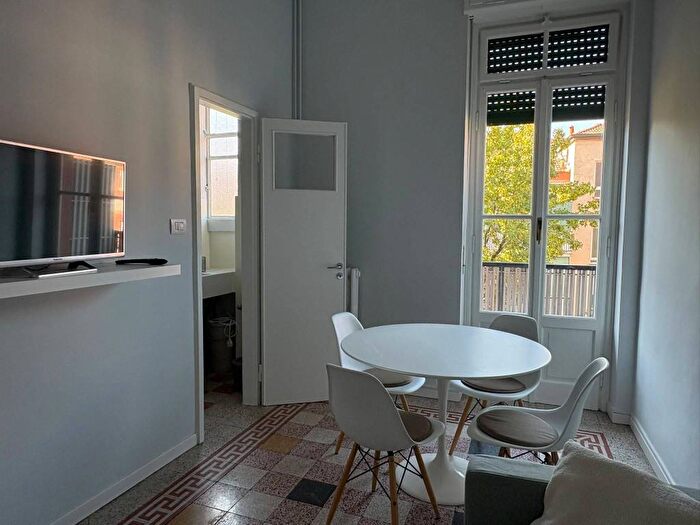 Appartamento trilocale in affitto in Alzaia Naviglio Pavese, Navigli Darsena, Milano