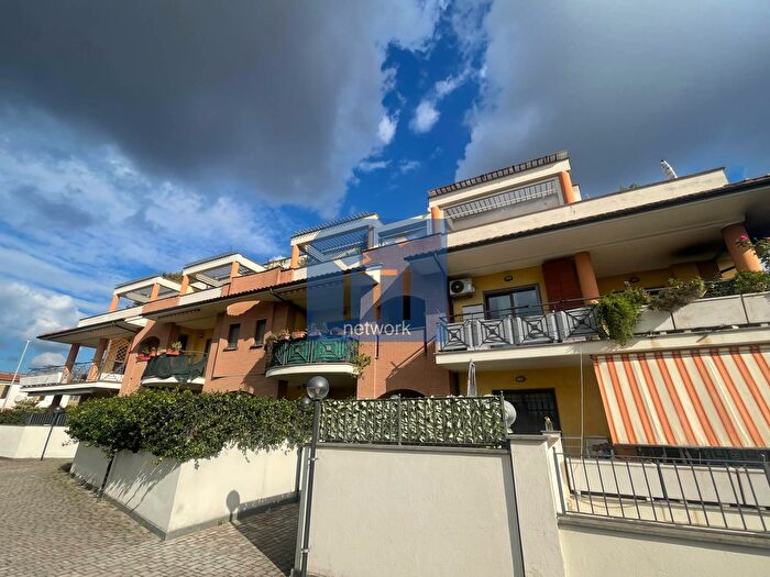 Appartamento trilocale in vendita in Via Francesco Fogolla, Roma