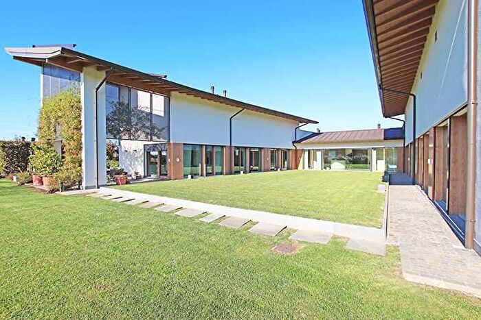 Casa con 16 locali in vendita in Via Colombo, Treviolo