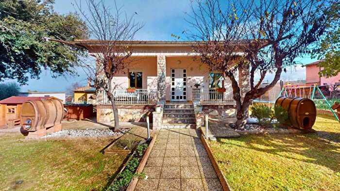 Casa con 5 locali in vendita in Via Acquasanta, Collazzone