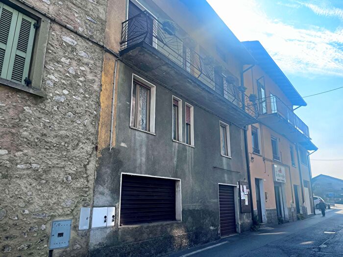 Casa con 8 locali in vendita in Via Lorenzetti, Artogne