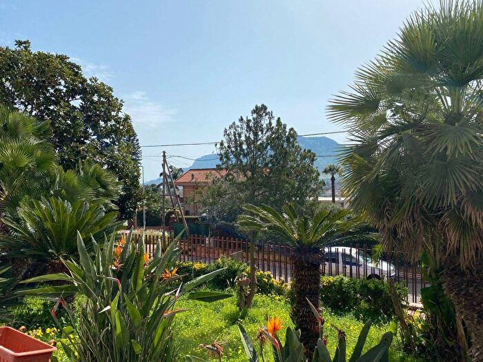 Casa trilocale in affitto in Via Tolomea, Mondello Valdesi, Palermo