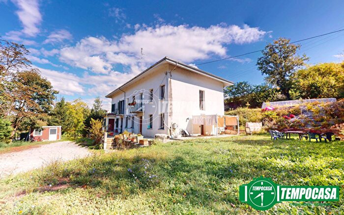 Casa con 6 locali in vendita in Valenza