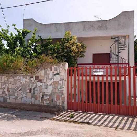 Appartamento trilocale in vendita in Via delle Dalie, Torricella