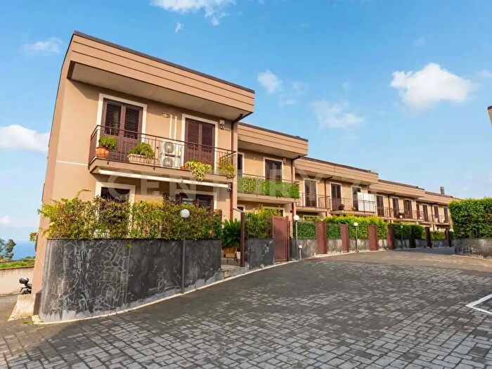 Casa con 10 locali in vendita in Via Nizzeti, Aci Catena