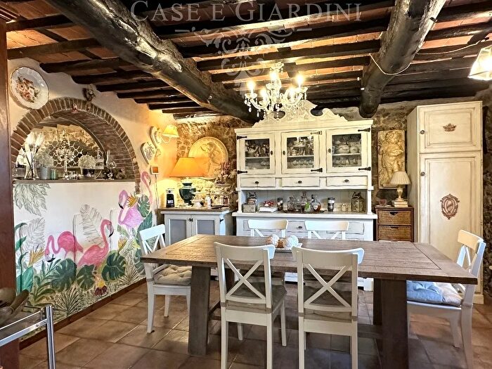 Casa con 8 locali in vendita in Massarosa