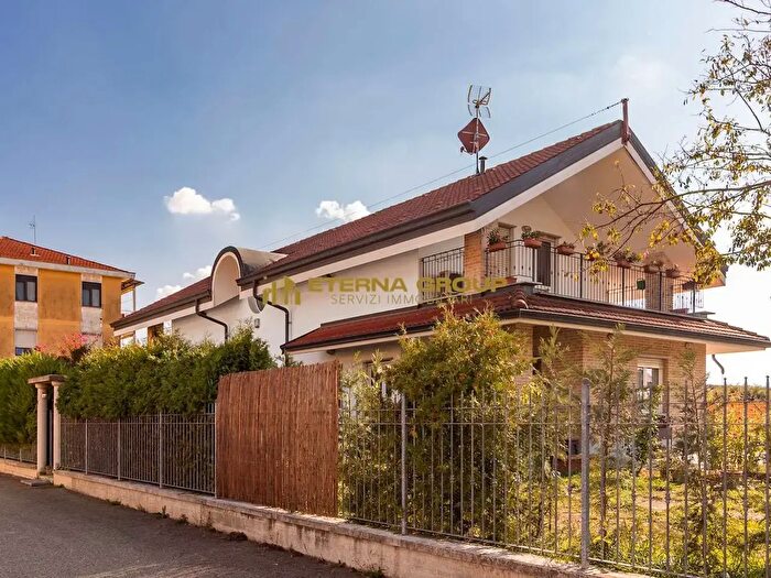 Casa con 8 locali in vendita in Via Bra, La Loggia