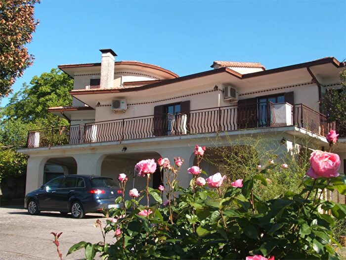 Casa con 15 locali in vendita in Atina