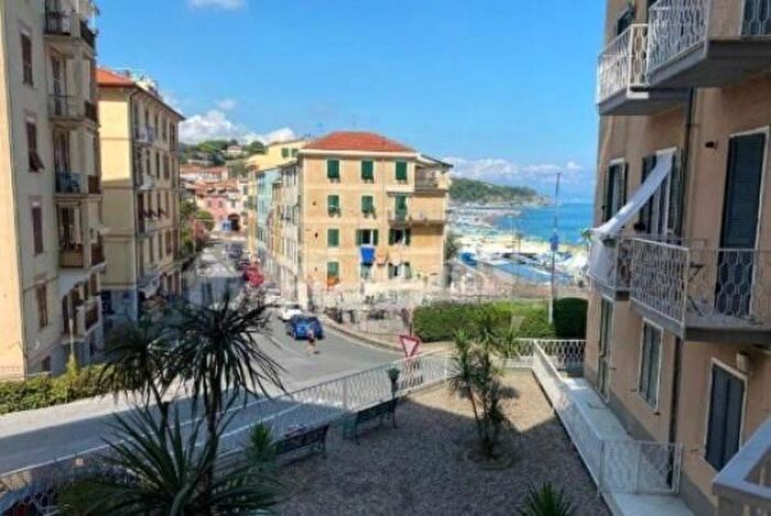 Appartamento trilocale in vendita in Via Aurelia Levante, Celle Ligure