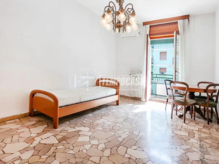 Appartamento trilocale in vendita in Via degli Imbriani, Milano