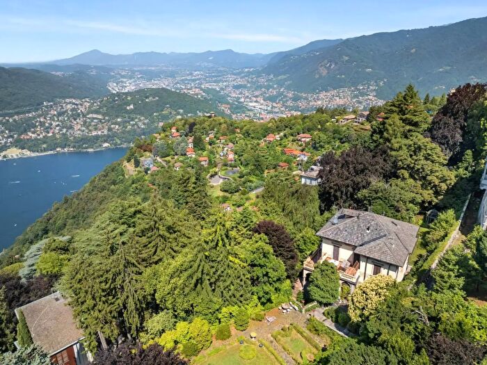 Casa con 12 locali in vendita in Via Roma, Brunate