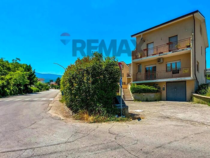 Appartamento con 8 locali in vendita in Francesco Urbano Snc, Fara Filiorum Petri