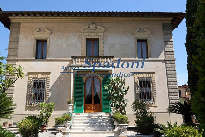 Casa con 15 locali in vendita in Monsummano Terme