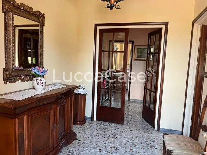 Casa quadrilocale in vendita in Lucca