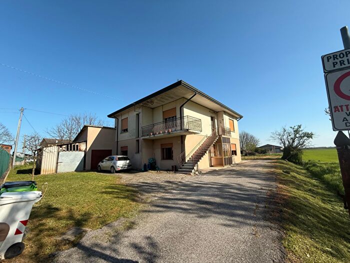 Casa con 11 locali in vendita in Via Giosuè Carducci, Ceregnano