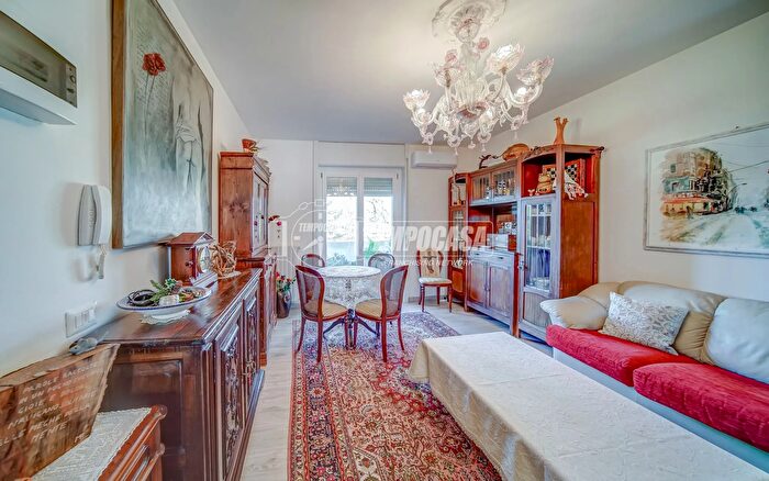 Appartamento trilocale in vendita in Via Mascagni, Angera