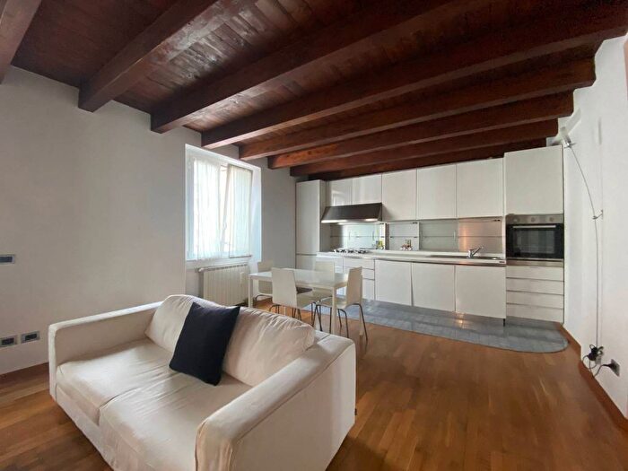 Appartamento trilocale in affitto in Via Giuseppe Ripamonti, Vigentino Fatima, Milano