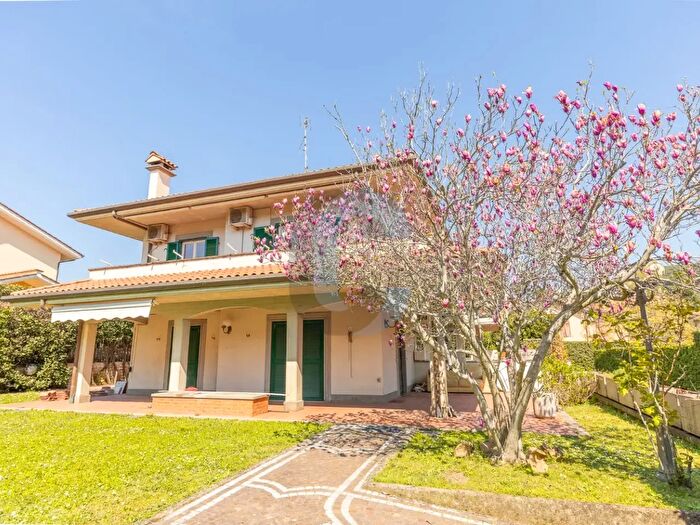 Casa con 6 locali in vendita in Via, Grottaferrata