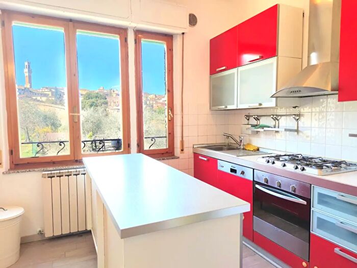Appartamento con 6 locali in affitto in Via Baldassarre Peruzzi, Siena