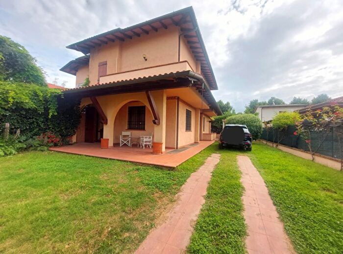 Casa con 7 locali in vendita in Forte Dei Marmi