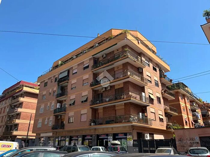 Appartamento trilocale in vendita in Via dei Frassini, Roma