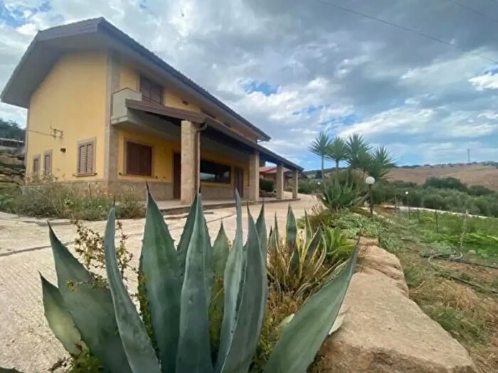 Casa con 6 locali in vendita in Carlentini