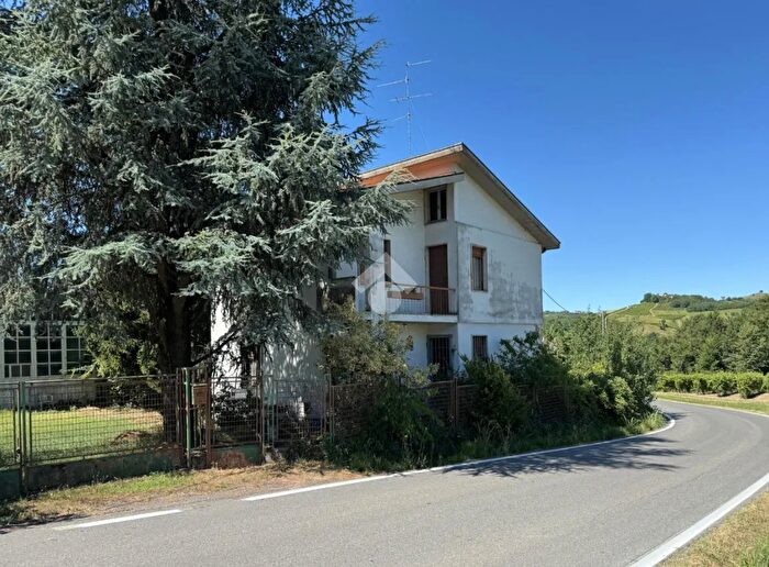 Casa con 5 locali in vendita in Frazione Tassarole, Montu Beccaria