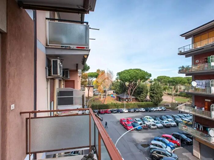 Appartamento trilocale in vendita in Via Altavilla Irpina, Roma