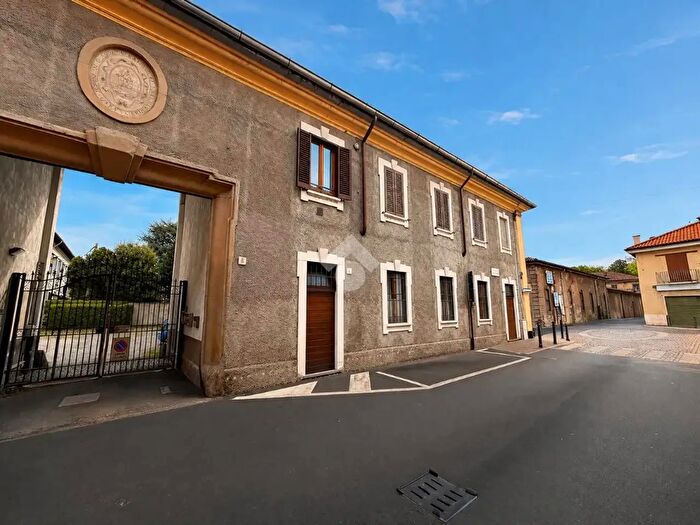 Appartamento trilocale in vendita in Via Bagatti Valsecchi, Varedo
