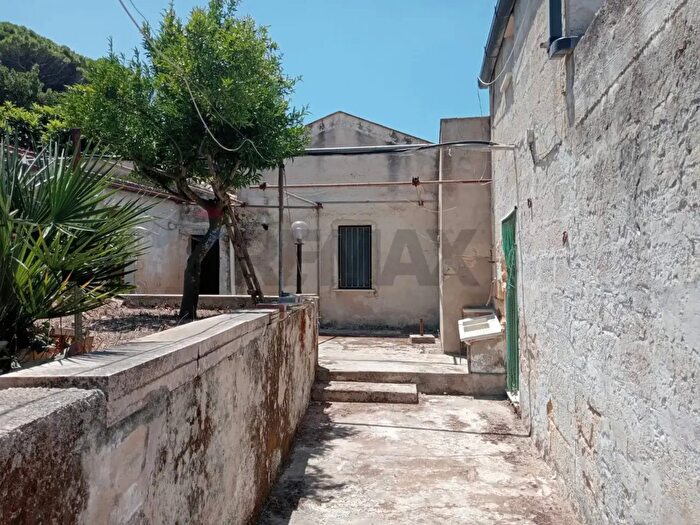Casa trilocale in vendita in Via Virgilio, Valderice