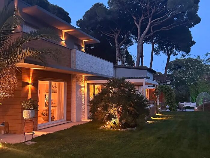 Casa con 5 locali in vendita in Viale Milano, Cervia