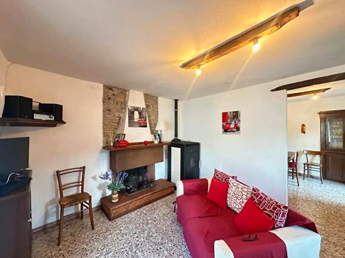 Casa con 5 locali in vendita in Molazzana