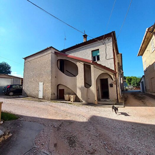 Casa con 6 locali in vendita in Via Volpi, Falerone