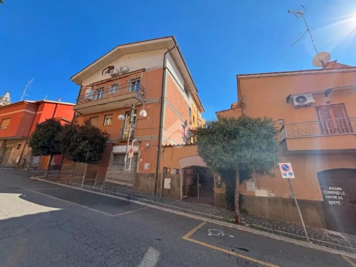 Appartamento trilocale in vendita in Via Borgo S Giovanni, Lanuvio